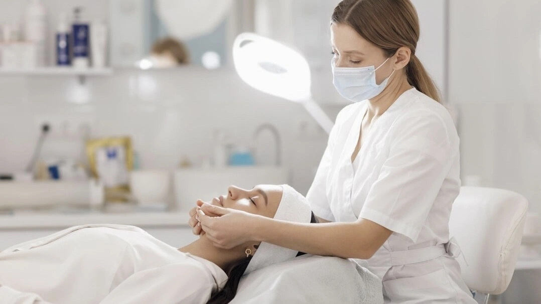 Современная косметология предлагает инновационные способы омоложения лица без хирургического вмешательства. Лифтинг без операции становится всё более популярным, но насколько эффективны эти методы на самом деле? В этой статье мы рассмотрим лучшие методики безоперационного лифтинга, их преимущества и особенности.