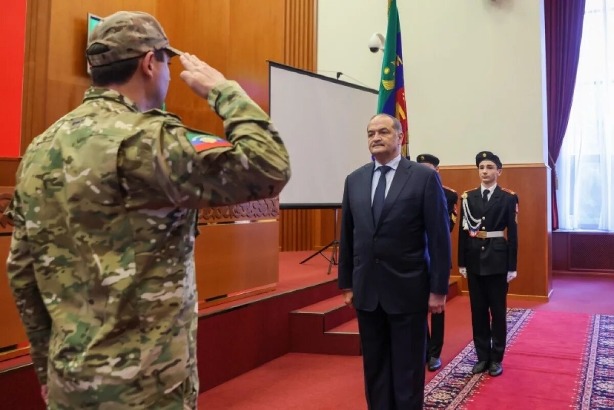    Сергей Меликов вручил боевое знамя добровольческому батальону «Каспий»