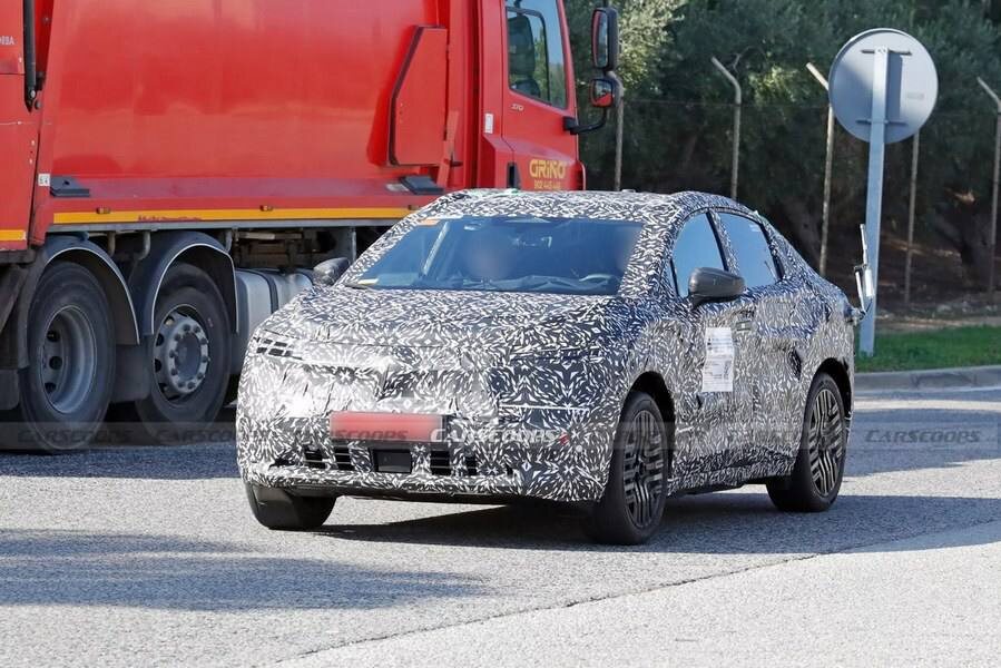 Nissan Leaf третьего поколения был замечен фотошпионами на дорожных тестах.