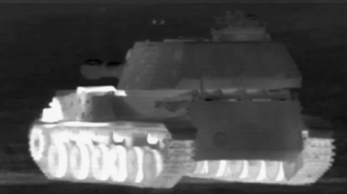 У бронетехники в первую очередь разогревается моторно-трансмиссионное отделение (МТО) и гусеницы, а при стрельбе и ствол, соответственно, они в первую очередь и видны в тепловизор