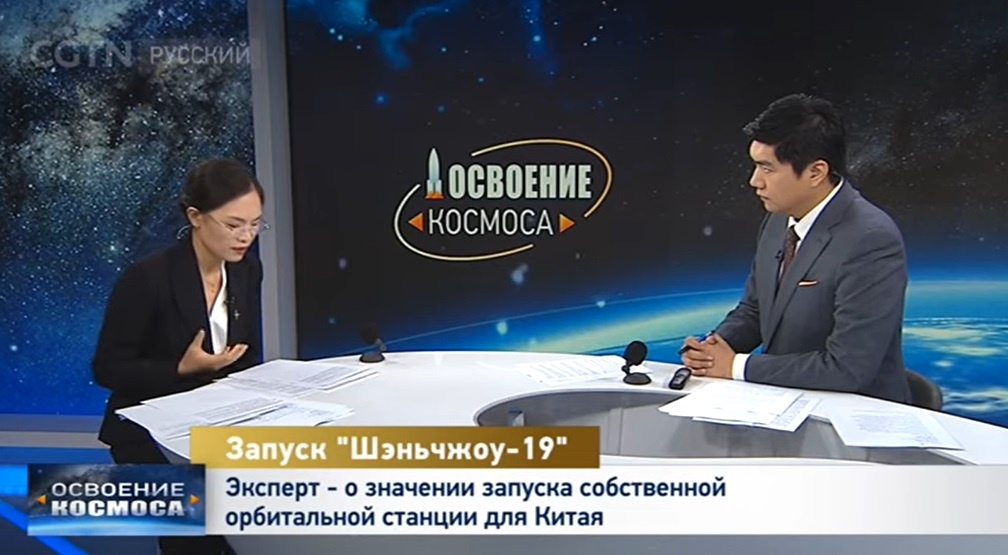 Ведущий (справа) и дама-эксперт. Скриншот