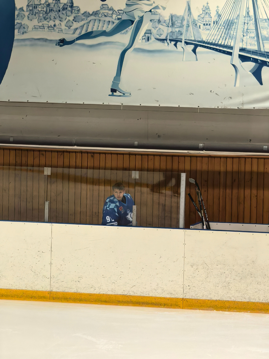 Даже за пределами льда он не дает никому расслабиться))