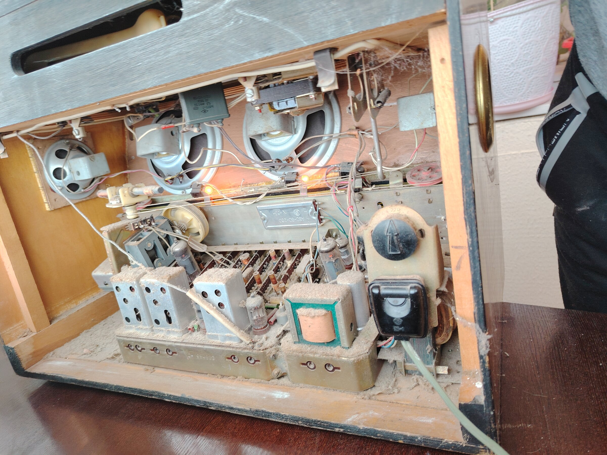 Латвия - более современная радиола, в которой уже применяются полупроводниковые селеновые выпрямители вместо кенотрона.