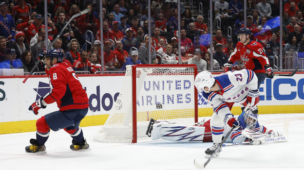    Александр Овечкин (№ 8) сделал дубль в матче «Вашингтон» — «Рейнджерс» (5:3).Geoff Burke-Imagn Images USA Today Sports