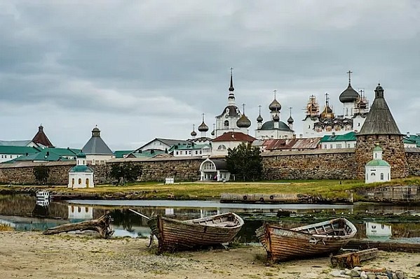 Источник: https://www.freepik.com/premium-photo/beautiful-russian-solovki-monastery-summer-day_19038835.htm#fromView=search&page=1&position=4&uuid=721c98d9-d364-46cc-91ec-fd84e988fd9d&query=solovki