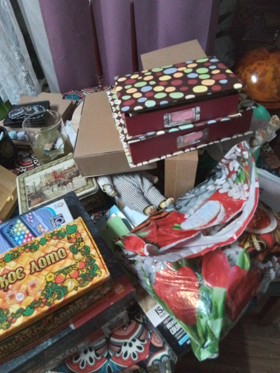 Вот это все я сгребла с полок. И это - не книги. Получилось примерно вдвое больше вчерашнего.