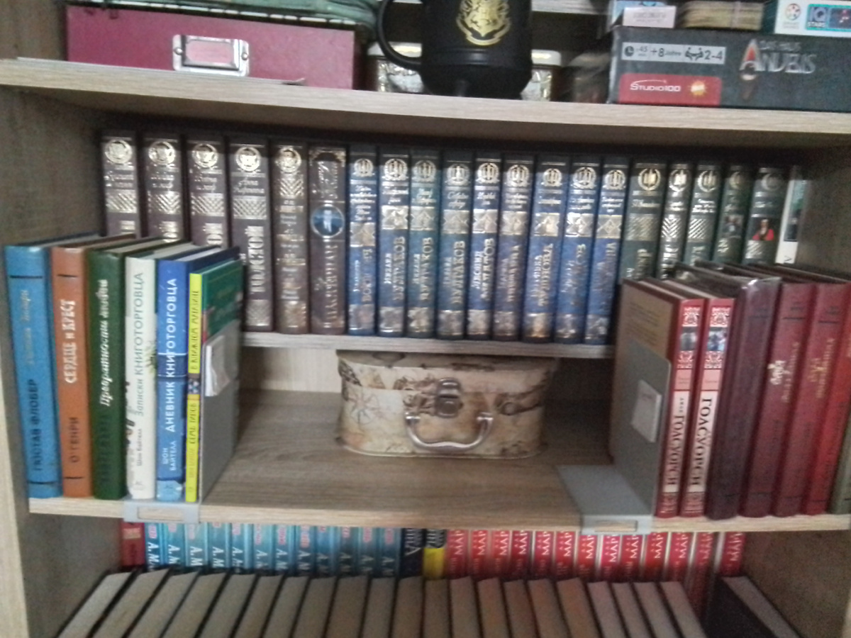 Это моя "классическая" полка. В той коробке, что между полками стоит, мой домашний музей. Старые фото, старинные деньги, фронтовые треугольники моего деда, мои значки, да, я кавалер всех трёх, октябрятского, пионерского и комсомольского, ну, всё такое...