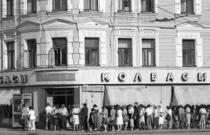 Очередь в советский магазин/ фото: m.fotostrana.ru