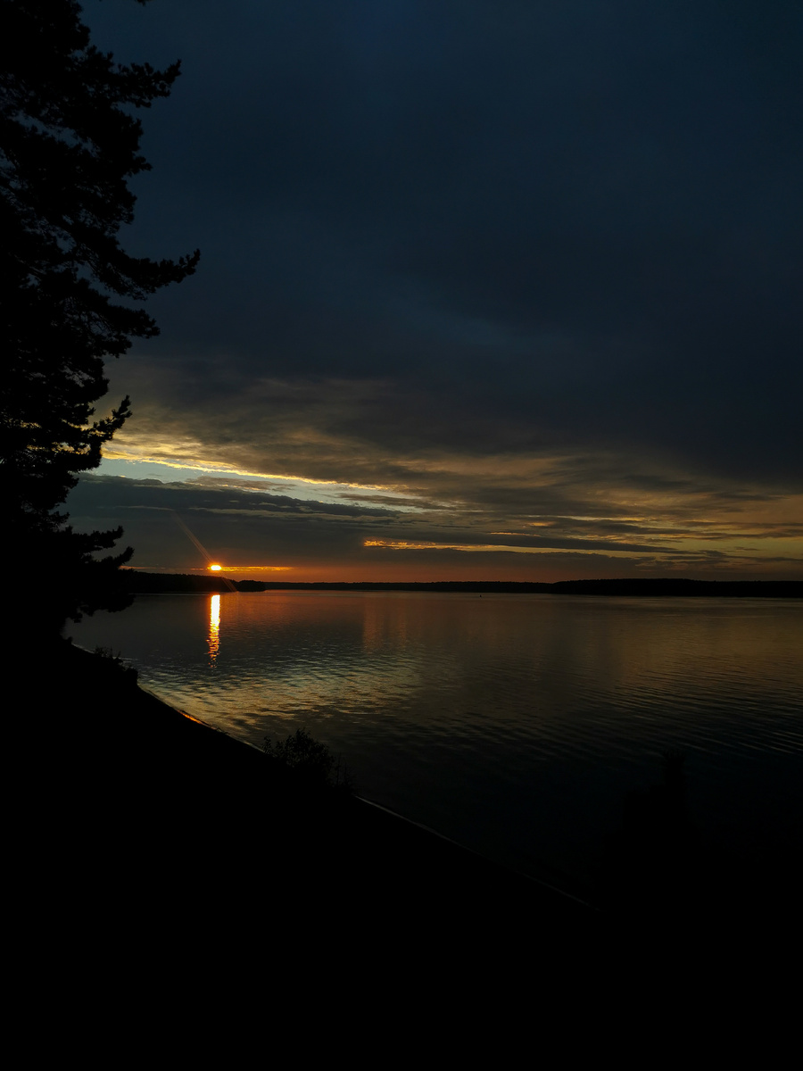 Тучи раздвинули свои завесы, и небо разлилось разнообразной палитрой красок, отложенных на самый последний момент. 