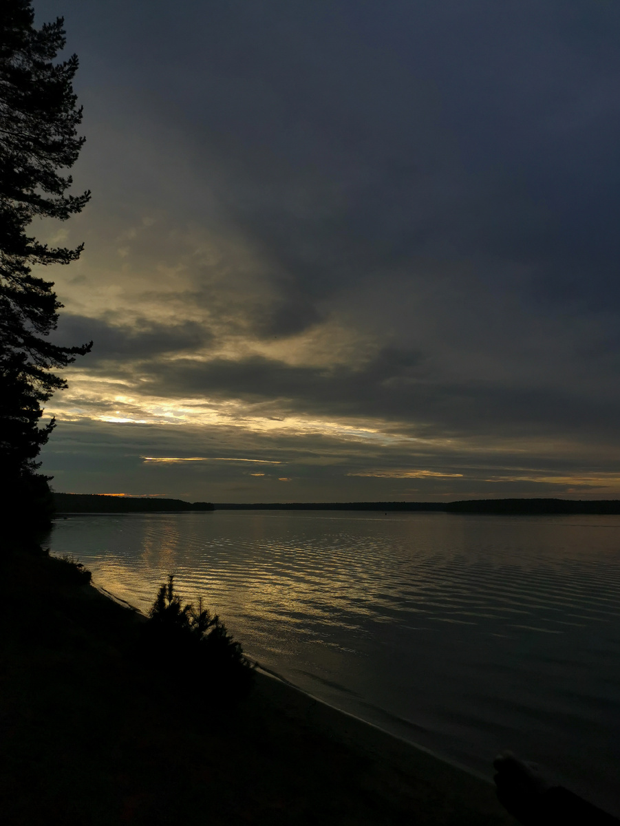 За несколько минут до заката все стихло и казалось, что краски дня уже закончились, но... 