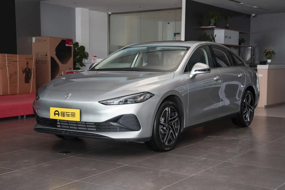 Подзаряжаемый гибридный седан Roewe D7 DMH.