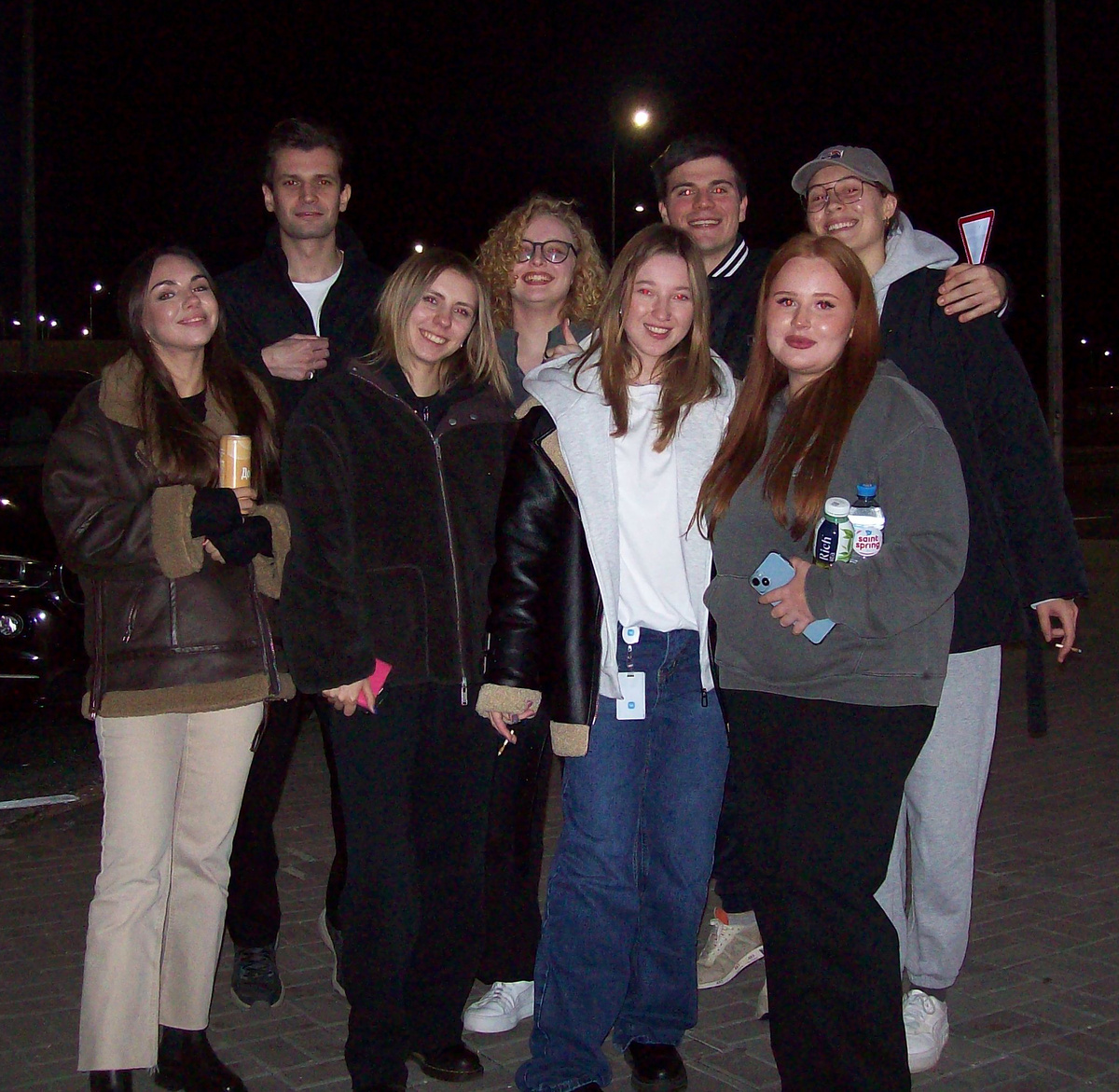 Мы с коллегами фоткаемся на мыльницу на Лукойле