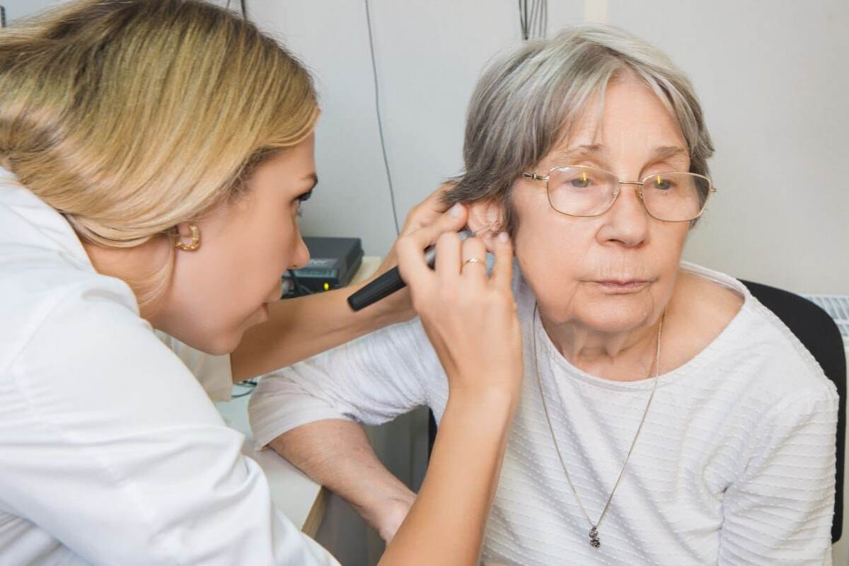 Врач сурдолог-оториноларинголог, член Национальной медицинской ассоциации сурдологов, главный врач сети медицинских центров «Интерслух» Анастасия Мильчакова и одна из её пациенток