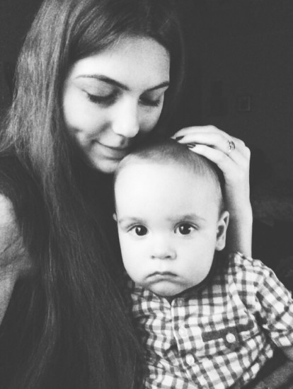 Арина с годовалым Сашкой. 