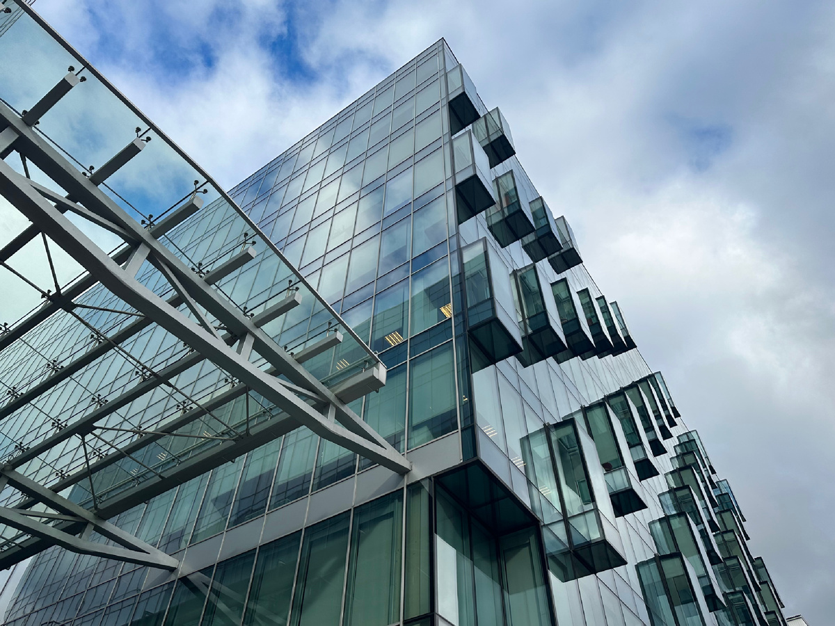 Примерно в таких условиях я работаю уже более 15 лет. Хотя из дома - гораздо комфортнее🤭