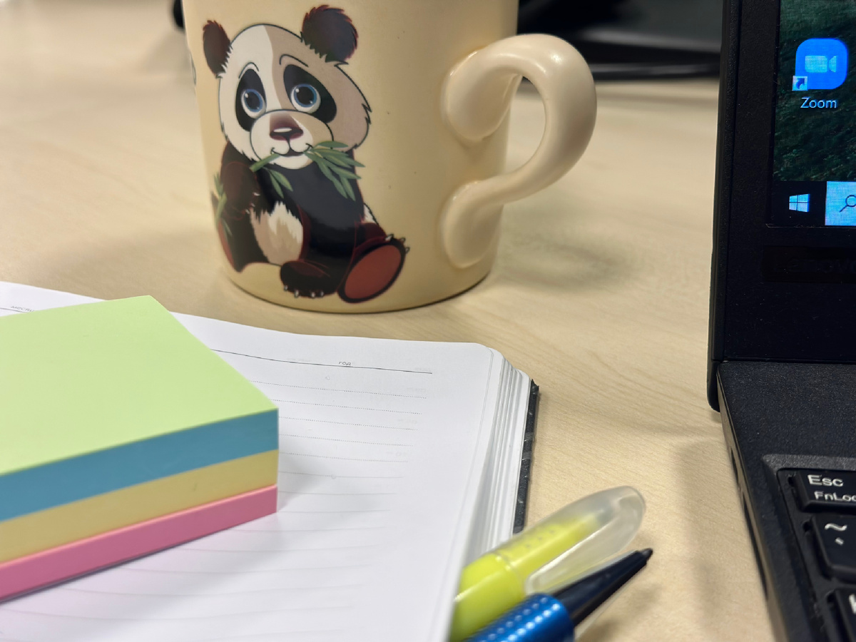 На рабочем месте я сформировала себе полезную привычку - не обрастать лишними вещами.