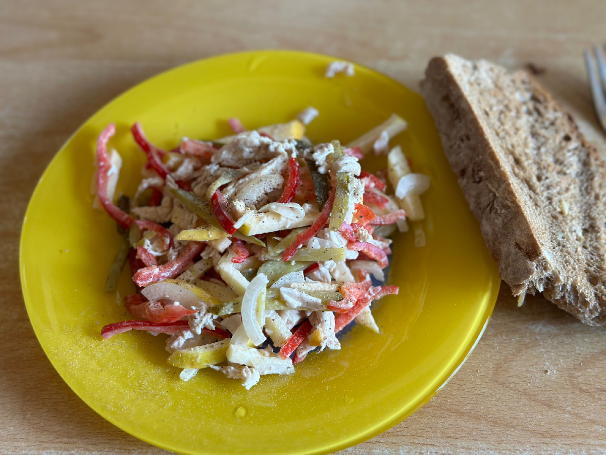 Салат (курица, лук, перец, огурец маринованный, яблоко, йогурт), кусочек хлеба