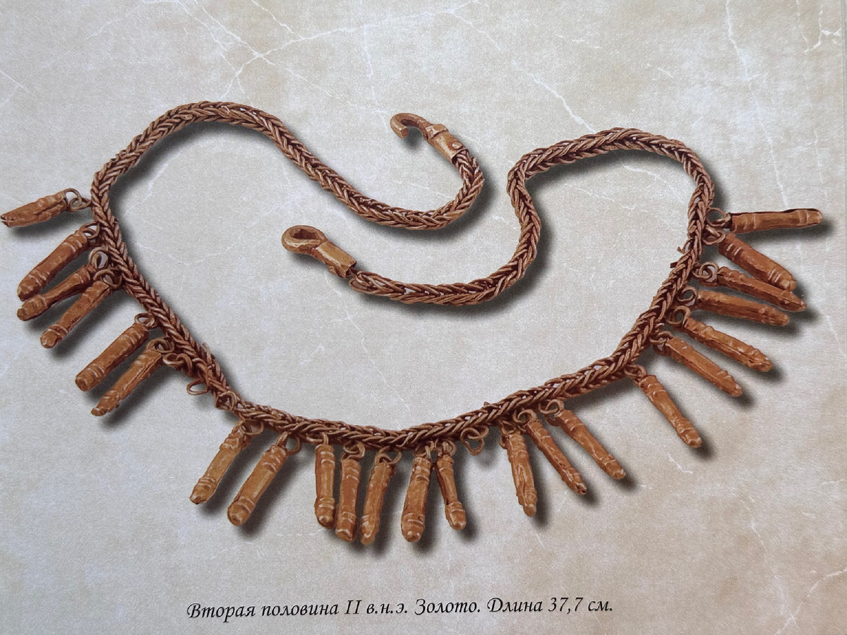 Такие ожерелья носили и мужчины