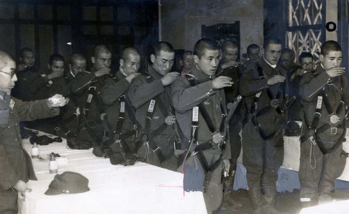 пилоты-камикадзе перед атакой во время битвы в заливе Лейте, октябрь 1944 года