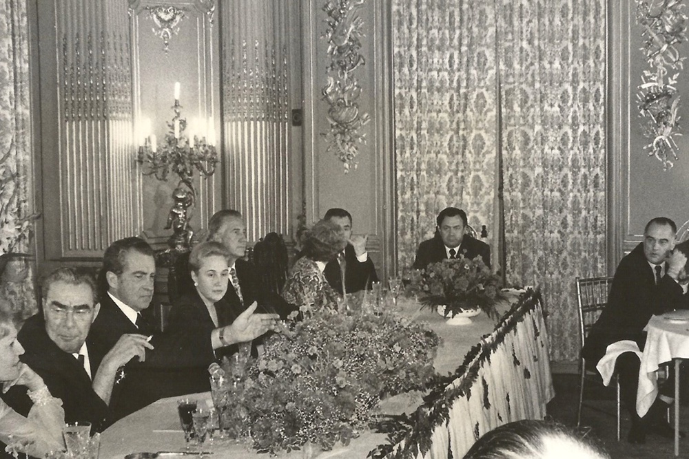    Резидент советской разведки Борис Соломатин (крайний справа) на обеде в честь приезда в США генсека Л.И. Брежнева. 1973 год. / Из семейного архива