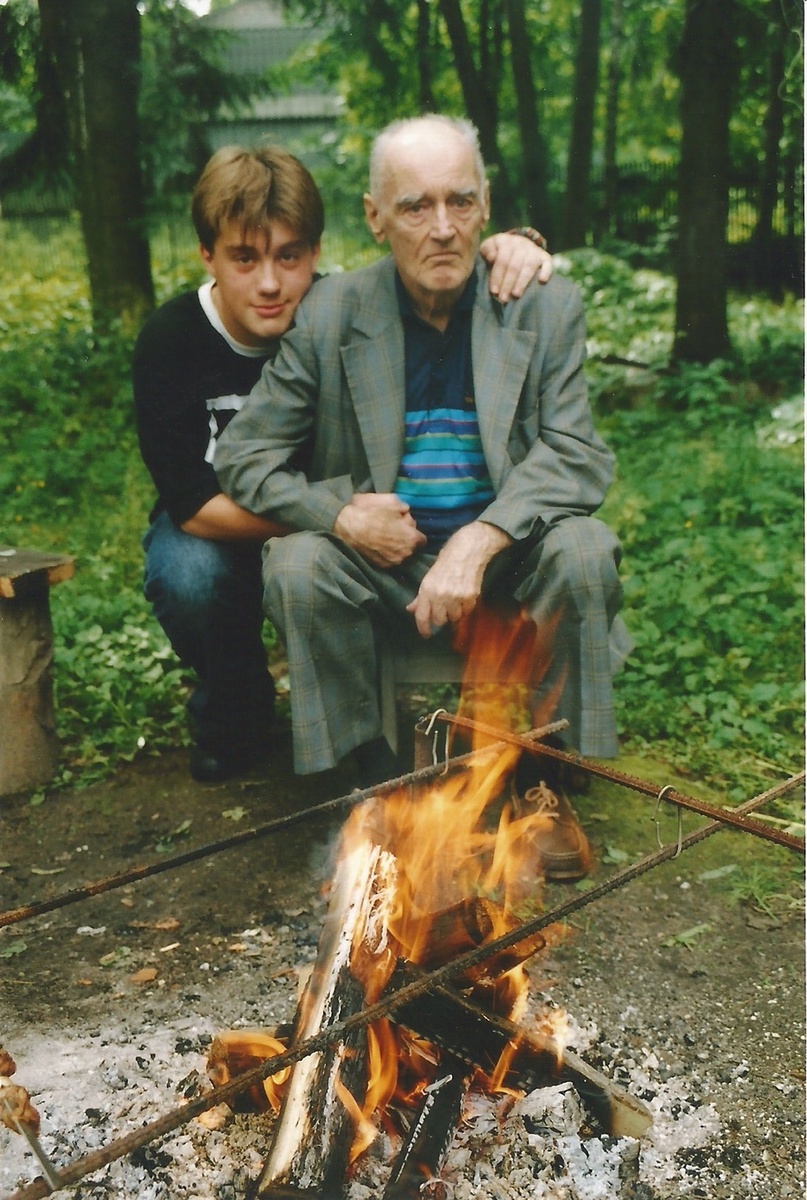    С внуком Егором на даче. 2005 год. / Фото: Владимир Снегирев