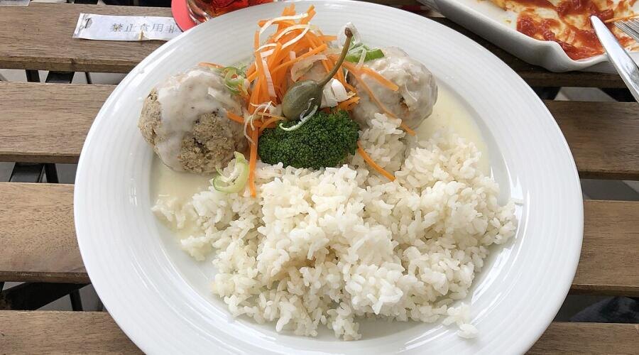    Кёнигсбергские клопсы с рисовым гарниром Фото: N509FZ. Собственная работа, по лицензии CC BY-SA 4.0