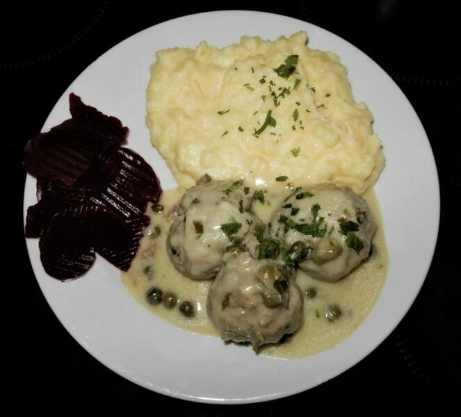    Кёнигсбергские клопсы, сервированные с картофельным пюре и отварной свёклой Фото: Sacha47. Собственная работа, по лицензии CC BY-SA 4.0