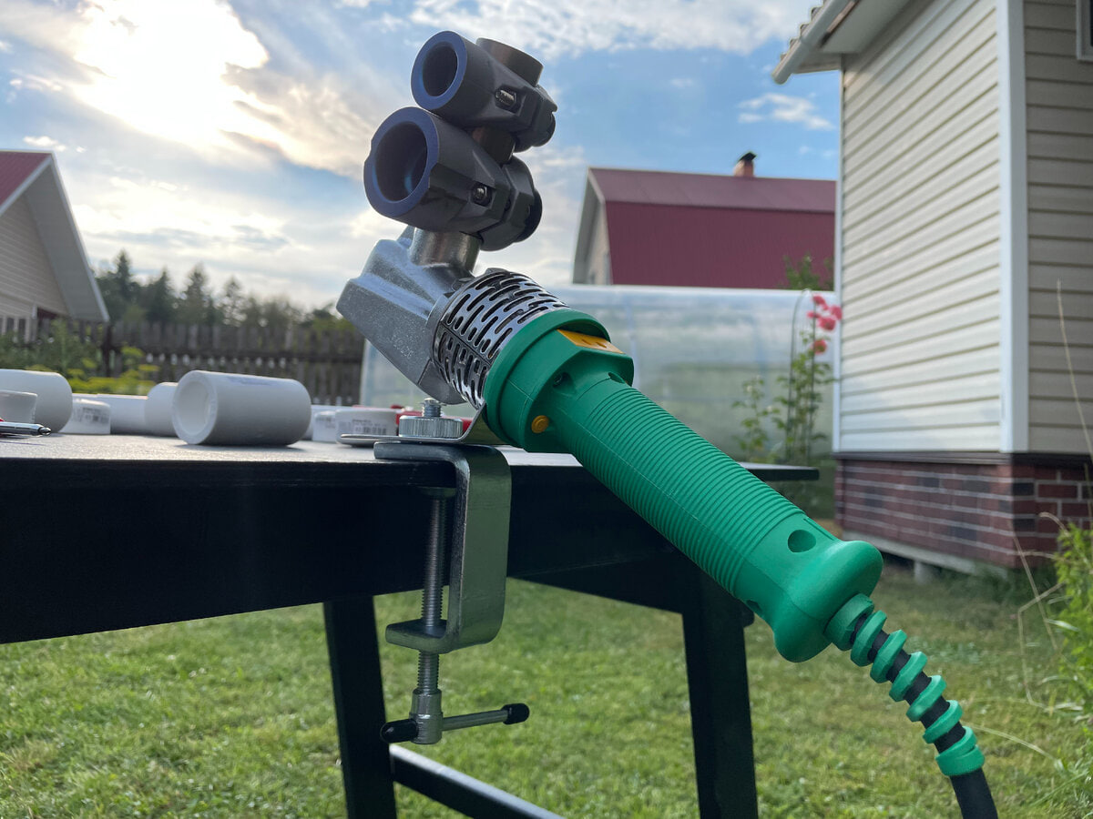 Это угловой мини-сварочник. Удобная штука для тесных мест, где приходится вести монтаж. Поэтому такого "носорого" монтажники обычно брали вторым аппаратом, так сказать, на всякий случай. Фото автора