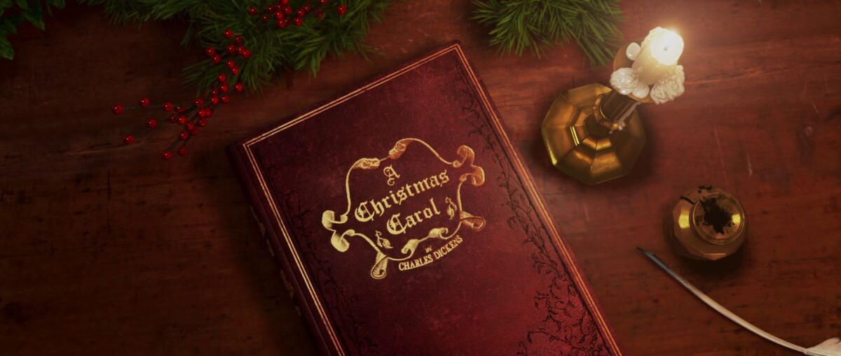 С самого начала нам напоминают о первоисточнике за авторством Чарльза Диккенса.