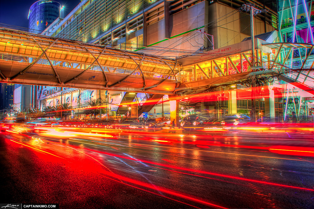 Улица с крытым переходом к торговым центрам Пратунам, Бангкок