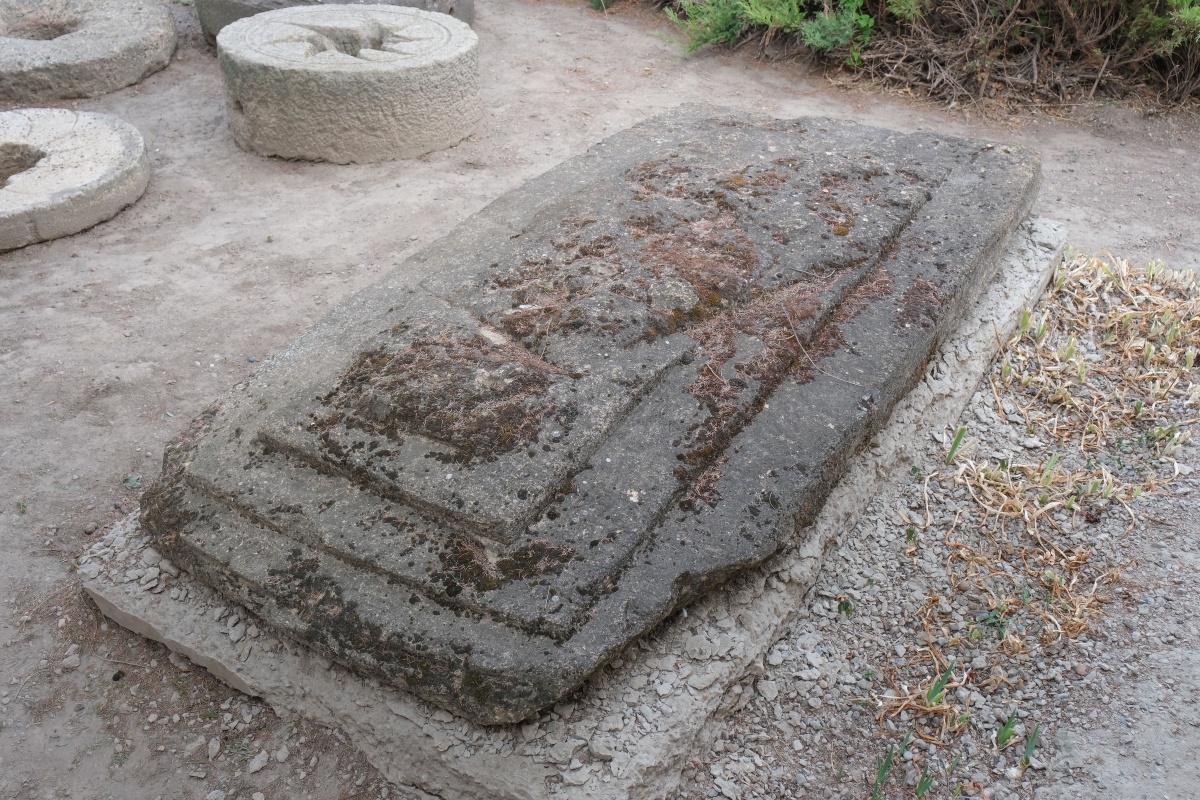 Та самая «поющая плита» перед входом в Белоглинский историко-краеведческий музей. Фото: Михаил Ступин