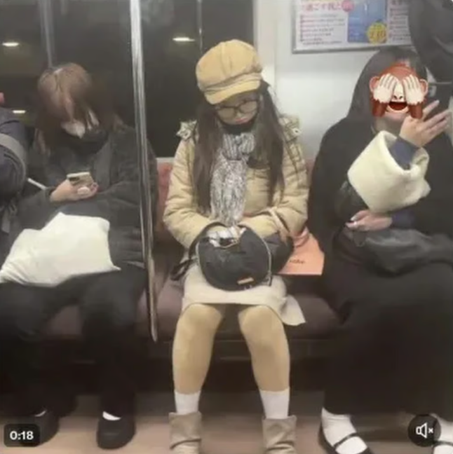 Девушка сняла, что не сразу догадалась, что за этим костюмом скрывается мужчина