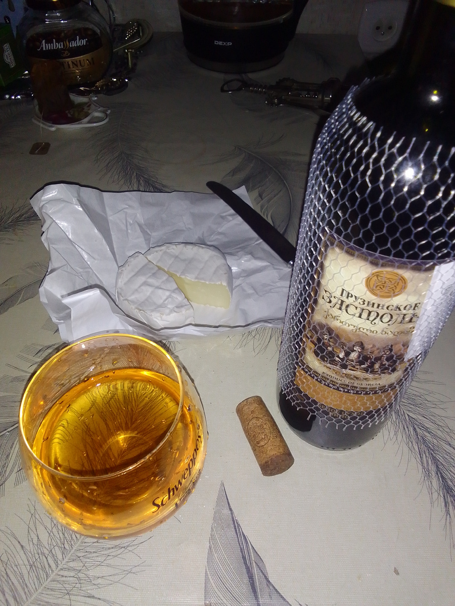 Один из способов моего быстрого излечения)) Вино было заявлено, как белое, но неожиданно оказалось оранжевым.