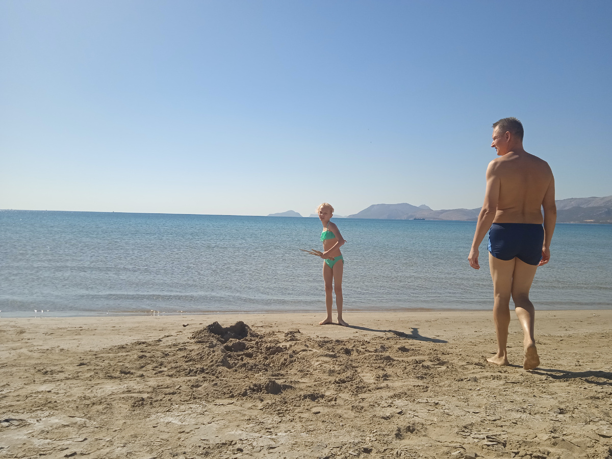 Павел и Марина  на пляже в Куме