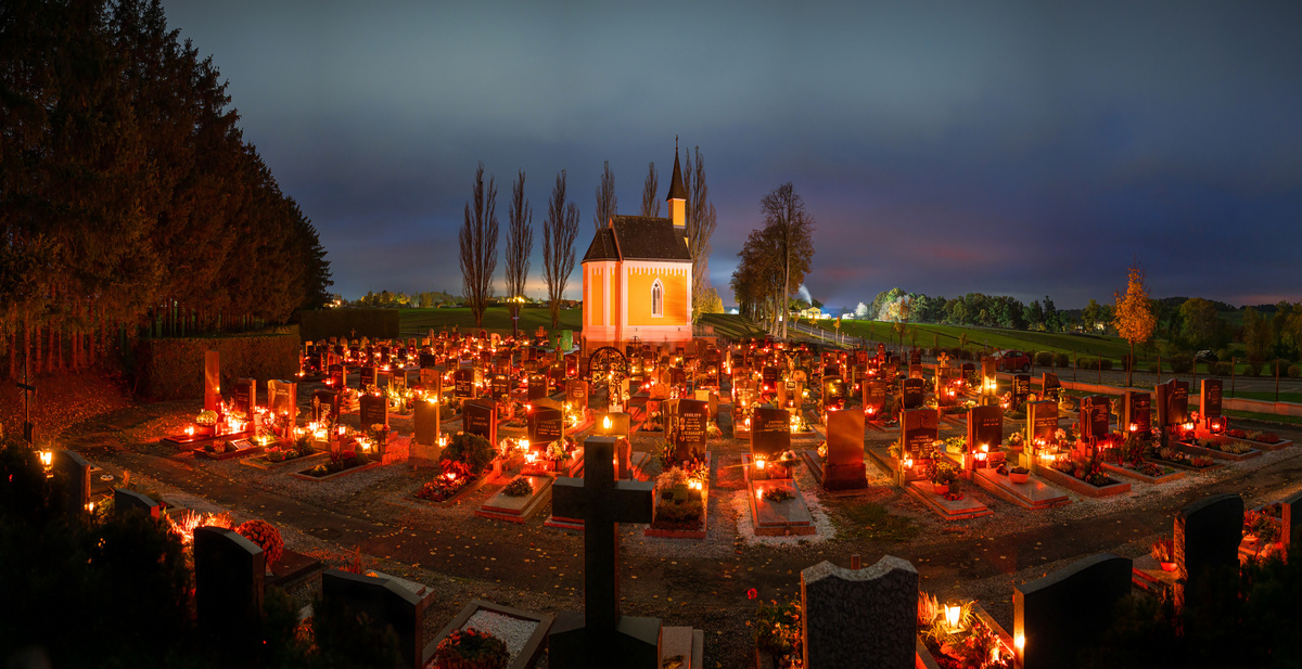 На праздник Allerheiligen в Австрии принято ходить в церковь и на кладбище. Источник изображения: https://www.fotocommunity.de/photo/allerheiligen-20-dobersberger/44488962
