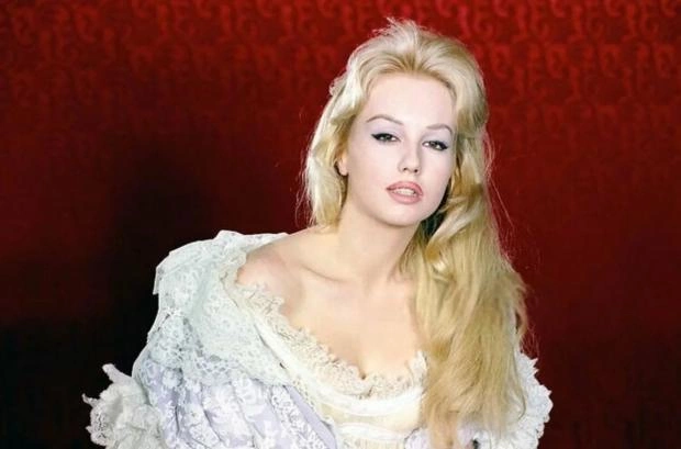 Миледи из французских «Трех пушкетеров» актриса Милен Демонжо 