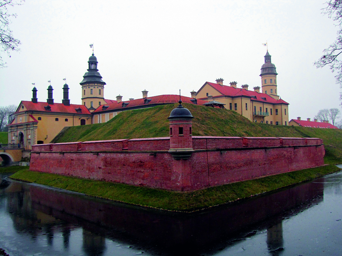 Несвижский замок встречает туристов глубоким рвом и неприступными бастионами..