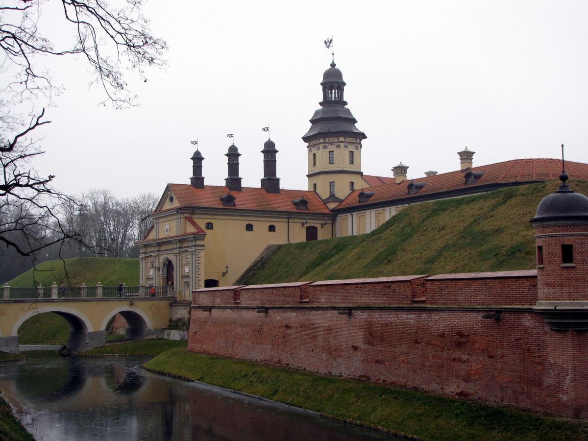 Но стоит преодолеть мост и выездные ворота..