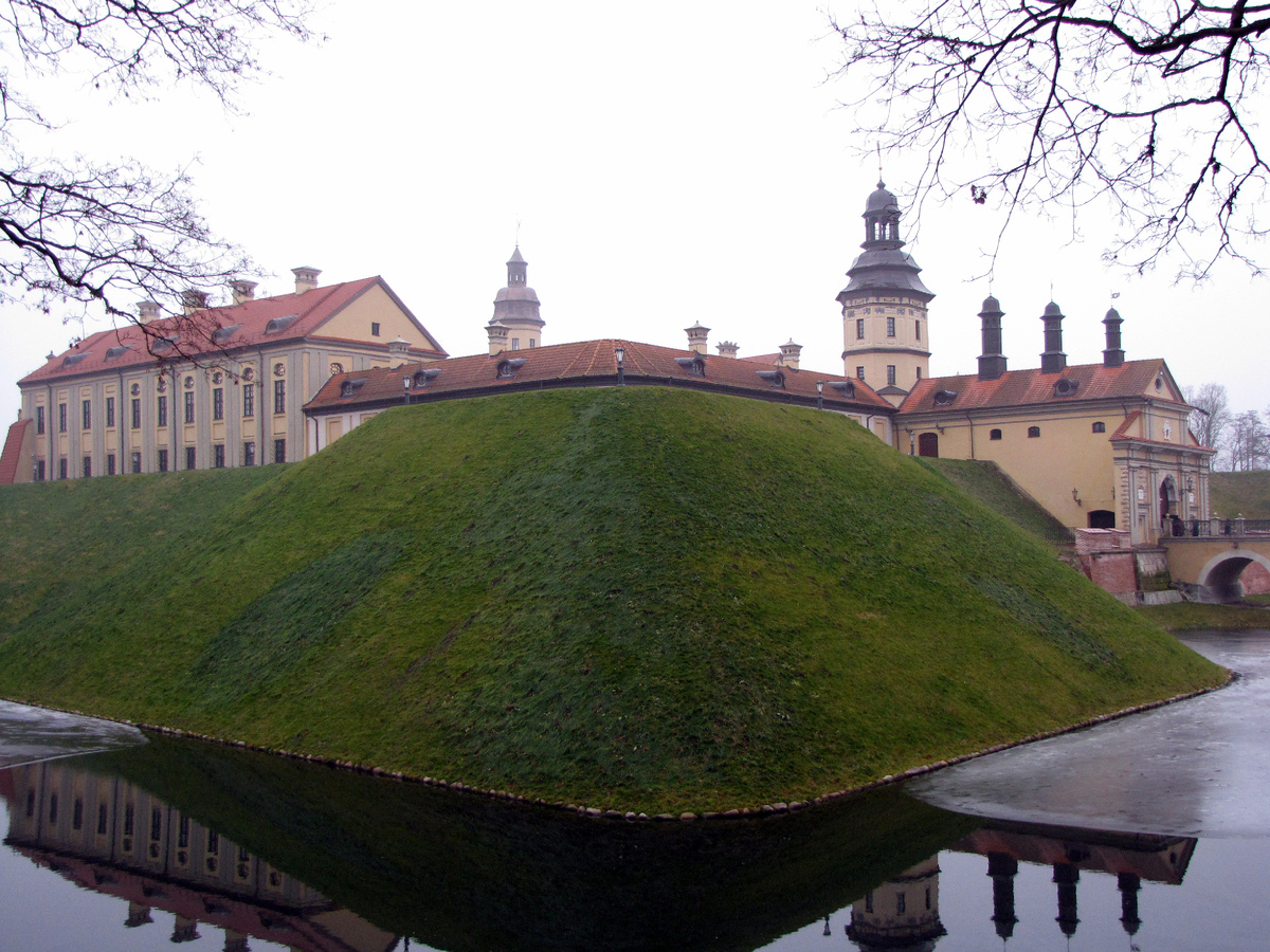 ...высокими настолько, что за ними видны лишь верхние этажи и крыши внутренних построек..