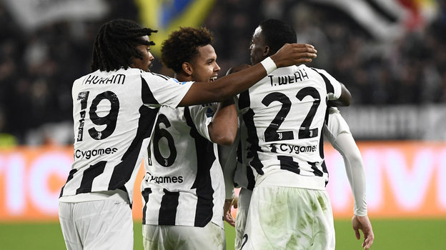    Тимоти Веа празднует гол с одноклубниками. Reuters