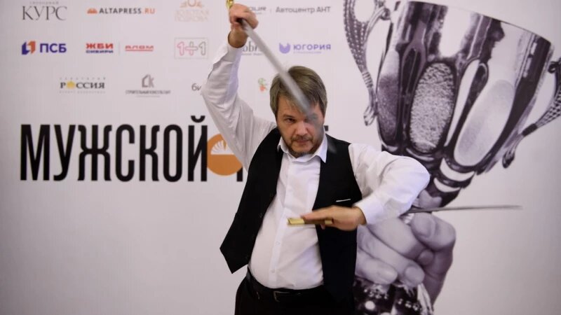     Зосима Сорокин, основатель театра фланкировки «Мистерия Клинка», тренер по фланкировке, инструктор по работе с коротким и длинным клинком. Дмитрий Лямзин