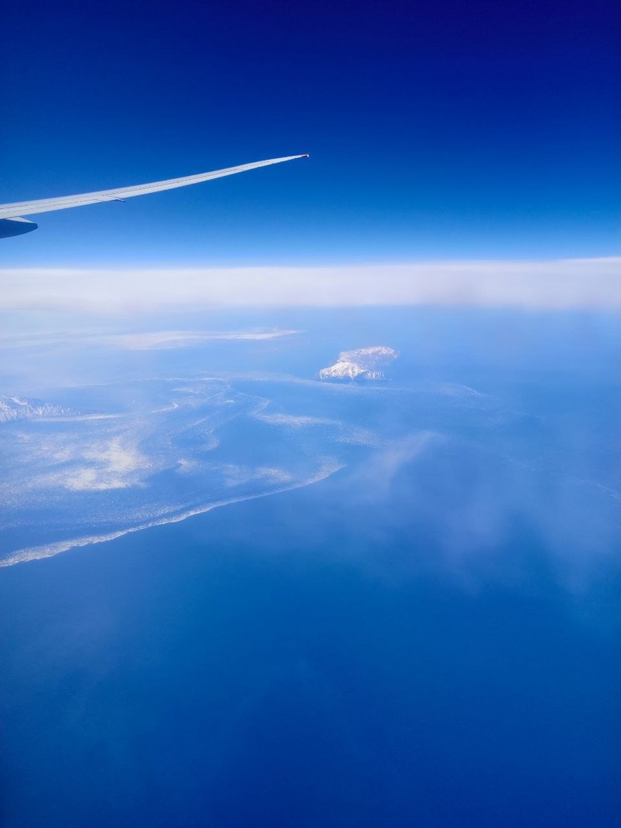 Под крылом самолёта о чем-то поет.....