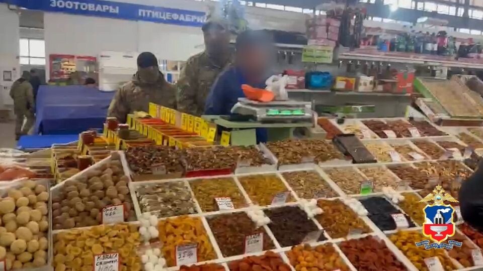    Обыски в здании одного из рынков. Источник: ГУ МВД России по Алтайскому краю