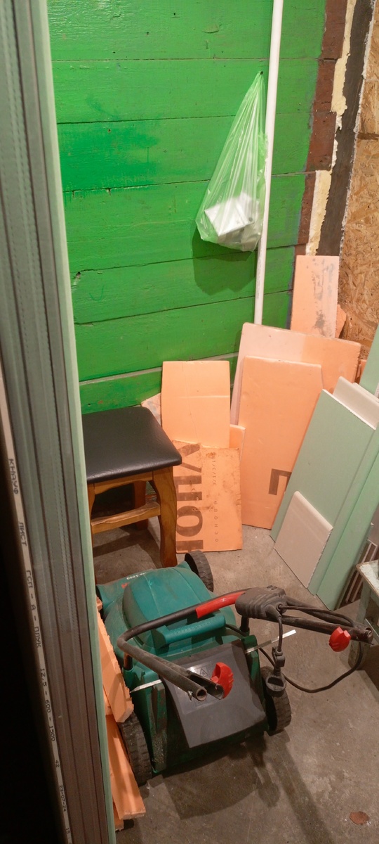 Первым делом начал с уборки