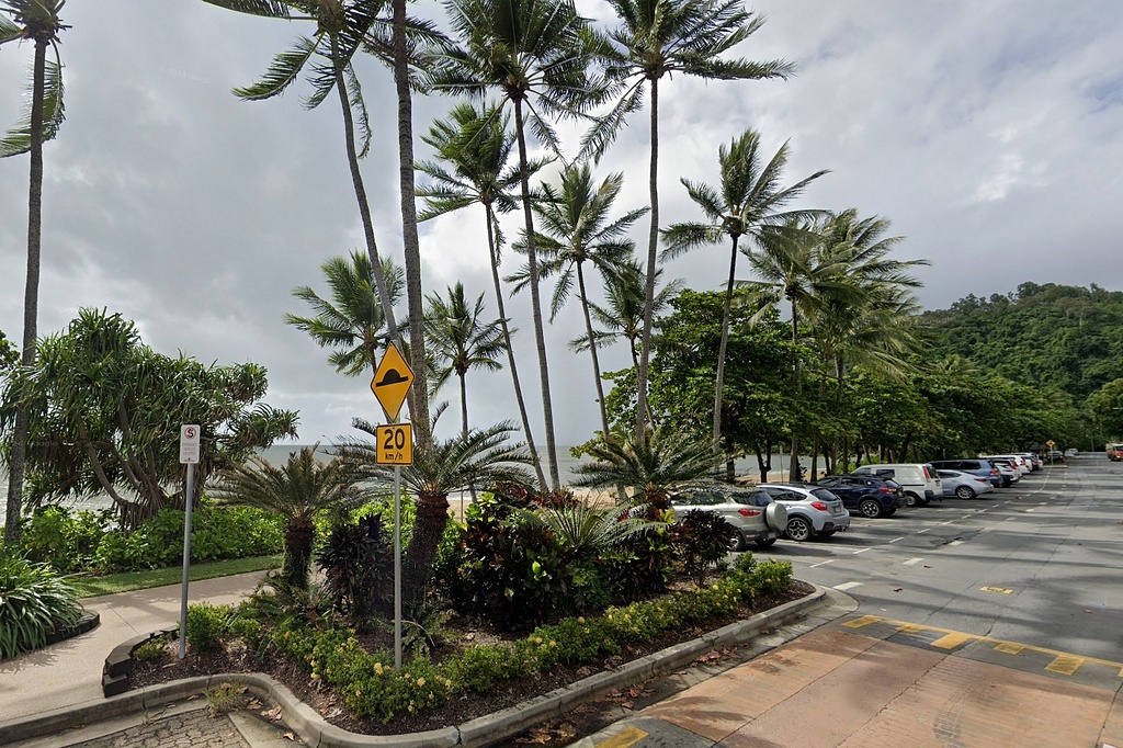 Тринити-Бич, Квинсленд, Австралия, источник - Гугл-мэпс; Ёрл-Хилл, с которого мы наблюдали рассвет - на кадре справа