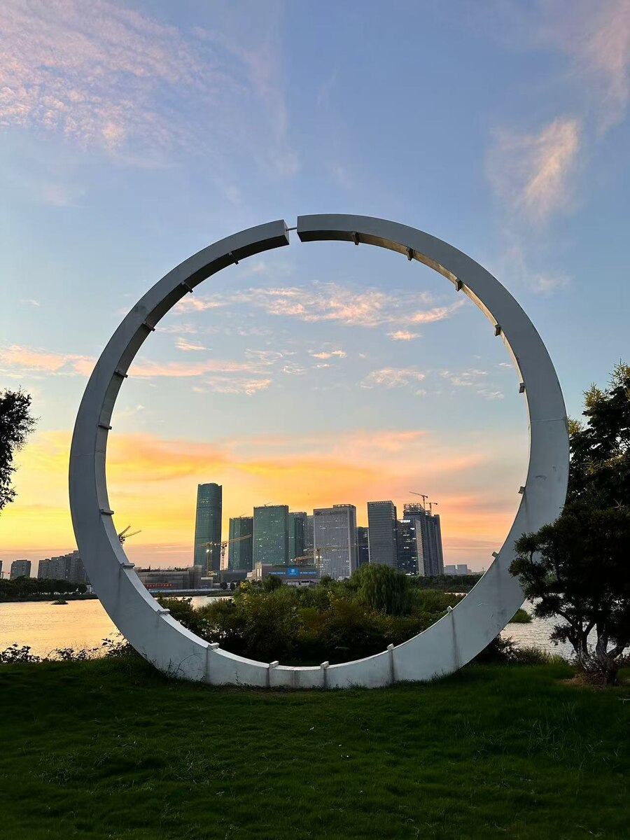 Красивый вид на офисный центр