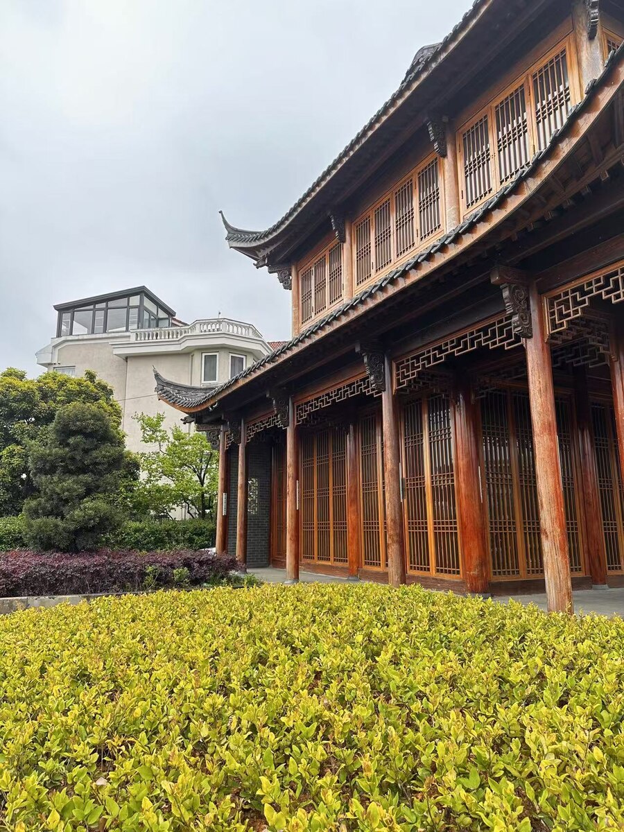 Маленькая прогулочная зона возле набережной.