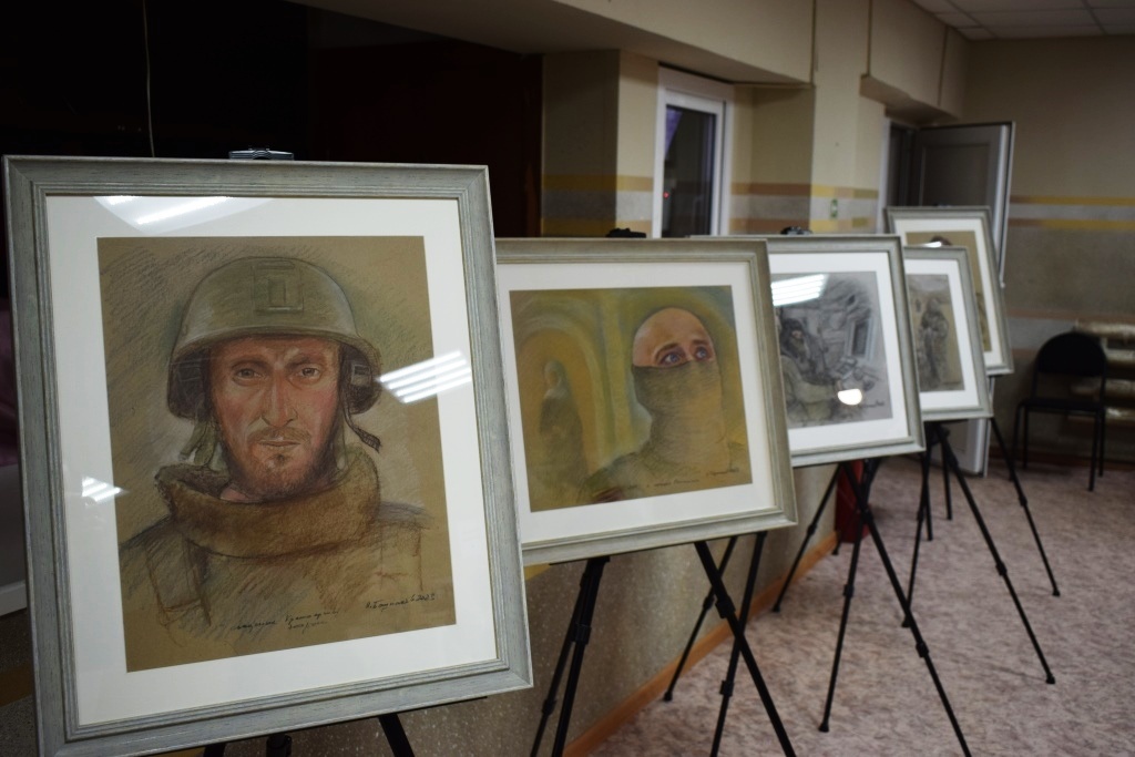 Красноярский художник-график Игорь Башмаков пишет портреты так, что они получаются "живыми", ведь героями становятся настоящие люди. (Фото "Присаянье"