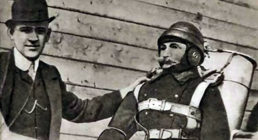 Манекен Котельникова. Фото с сайта https://histrf.ru/read/articles/spasitelnyy-ranec-istoriya-sozdaniya-parashyuta-rk-1?ysclid=m2wrub0h1t989218521. Взято с Яндекс.Картинки