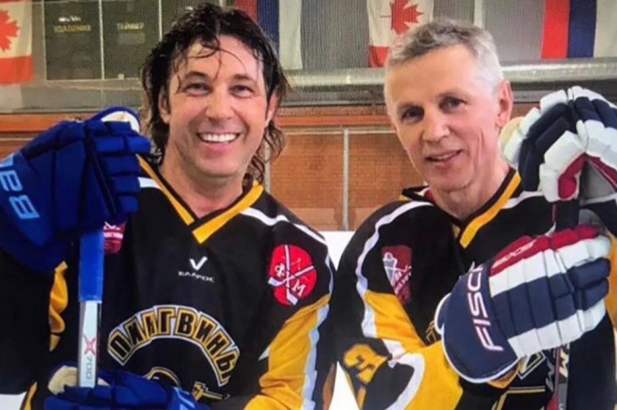    Александр Мостовой (на фото слева) играл с Игорем Ларионовым (справа) и в футбол, и в хоккей.